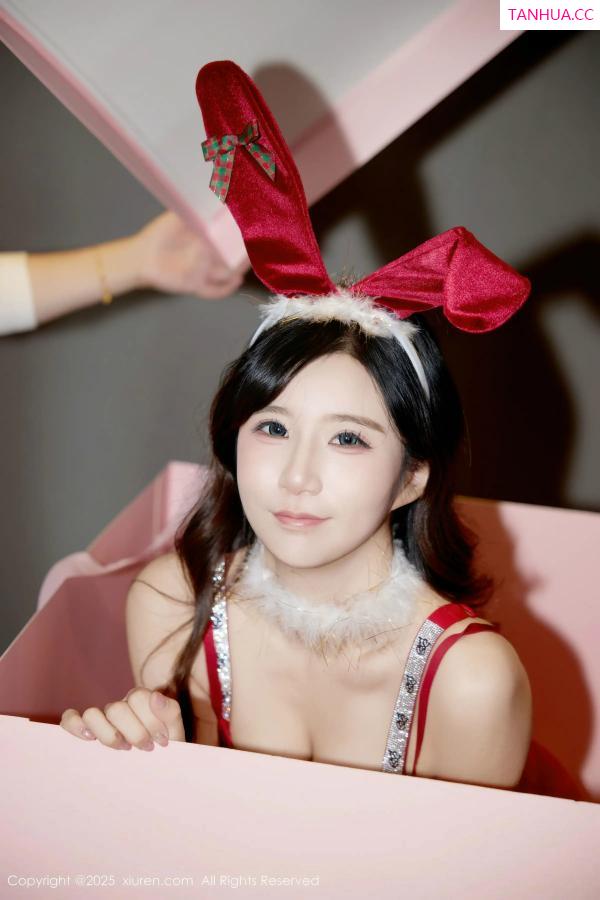   [XiuRen]高清写真图 2025.12.24 No.11149 小肉肉咪 圣诞主题第6张图片